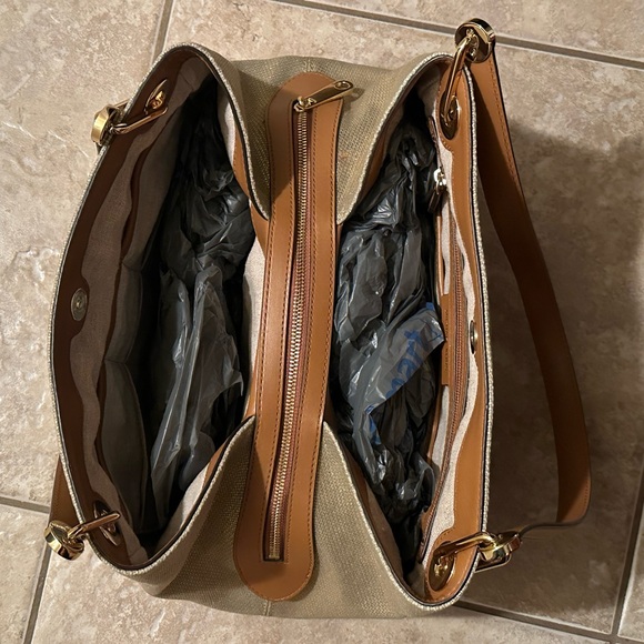 Michael Kors Raven Large Raven Gold Leather Shoulder Bag - Picture 13 of 14